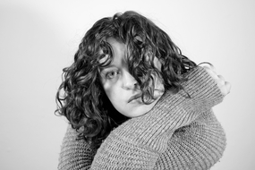 黑白慵懒风美女写真图片